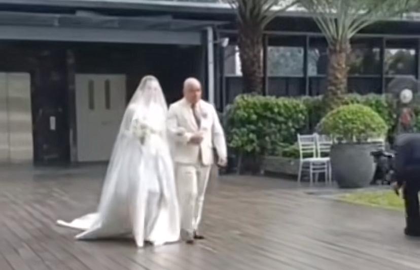 Momen Amanda didampingi sang ayah menuju altar